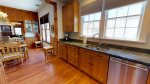 Spacious granite counter tops in kitchen 